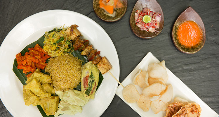 A mix of Balinese specialties served during a lunch of your Ubud yoga retreat at Oneworld Retreats in Bali.
