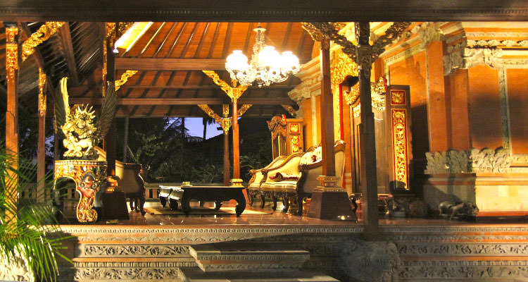 Oneworld Retreats in Ubud is the only yoga retreat centre with a royal palace on its grounds.